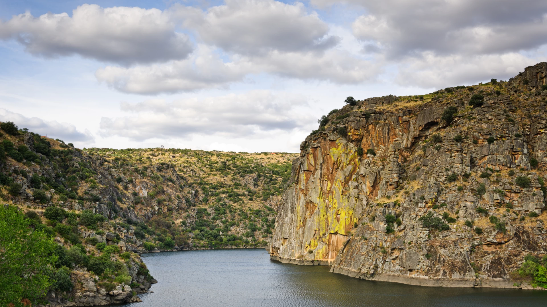 4. Ruta por los Arribes del Duero a lomos de burros lanudos. Domingo mañana.